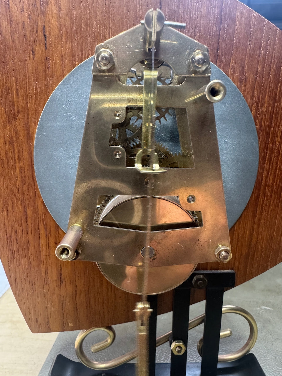 Originales mechanisches Uhrwerk der NUFA Tischuhr